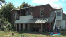 Мешканці будинку у центральному районі Харкова побоюються опинитися під завалами (відео)