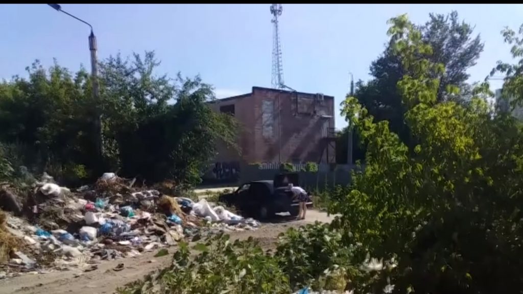 У центрі Харкова влаштували стихійне сміттєзвалище (відео)