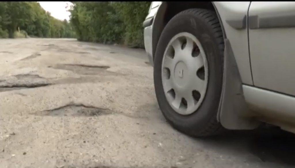 Мешканці Харкова скаржаться на погану дорогу по вулиці Лосєвська (відео)