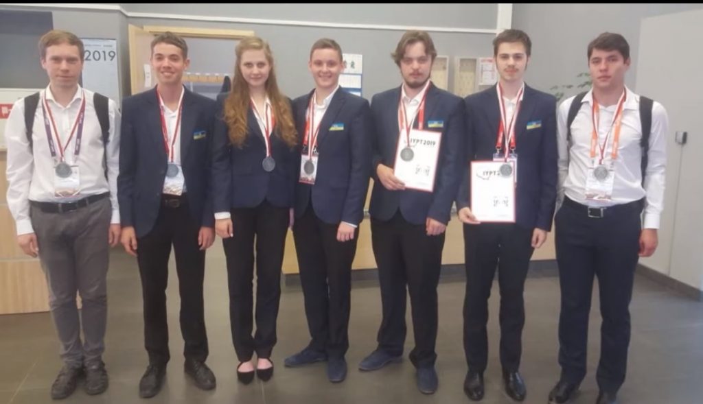 Харківські школярі завоювали друге місце на міжнародному турнірі юних фізиків (відео)