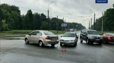 Нарушил правила проезда перекрестка: в Харькове столкнулись два автомобиля (фото)