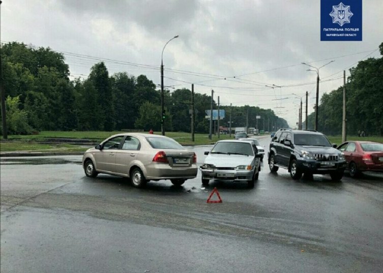 Нарушил правила проезда перекрестка: в Харькове столкнулись два автомобиля (фото)