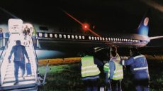 В аэропорту Киева самолет с пассажирами выкатился за пределы взлетно-посадочной полосы (фото)