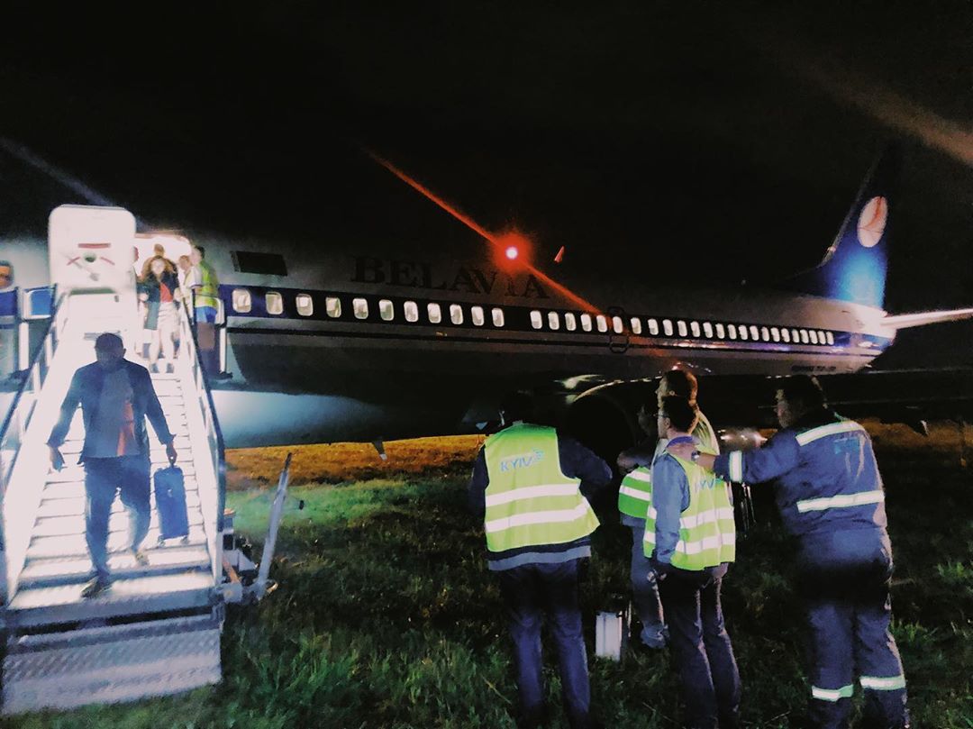 В аэропорту Киева самолет с пассажирами выкатился за пределы взлетно-посадочной полосы (фото)