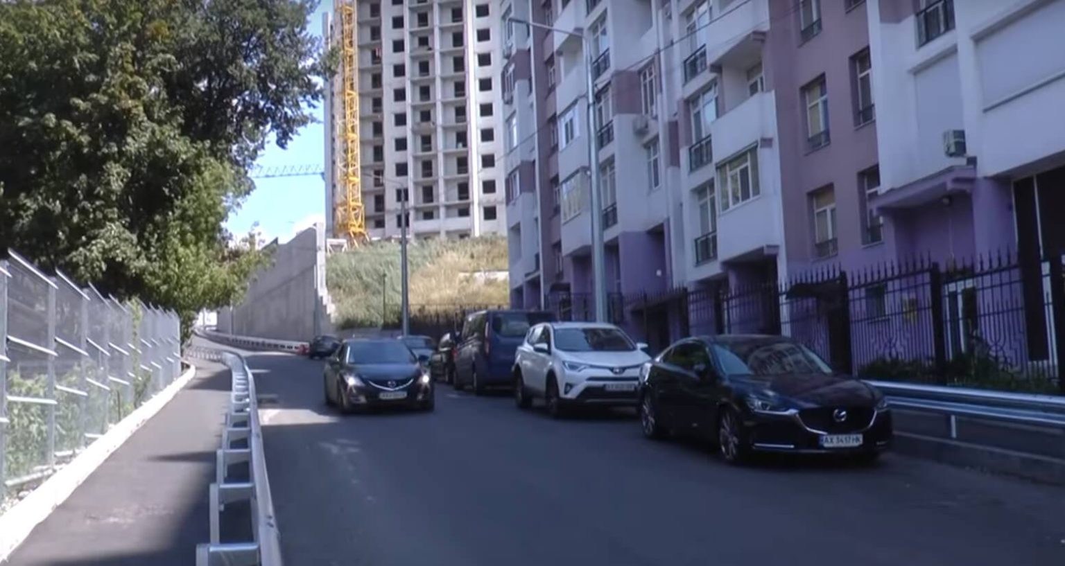 Облаштовують узбіччя та ліхтарі: у центрі Харкова до Дня міста відкриють дорогу (відео)