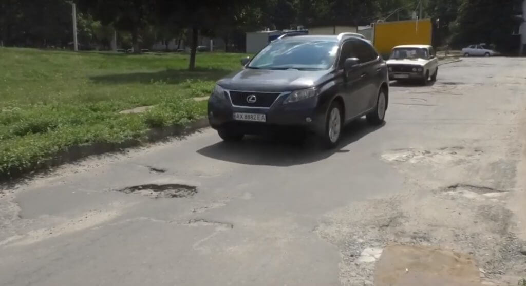 Харківські водії скаражаться на дороги по вулиці Познанській (відео)