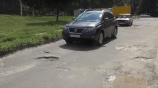 Харківські водії скаражаться на дороги по вулиці Познанській (відео)