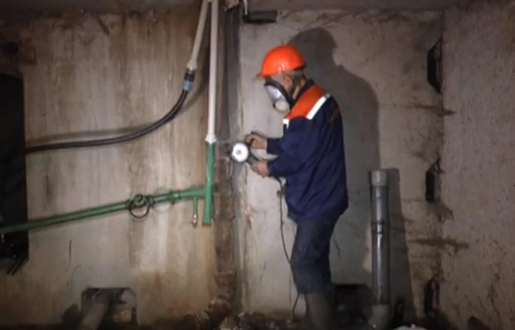 У Харкові комунальники перевіряють підвальні приміщення житлових будинків (відео)