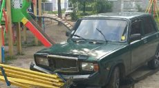 Выпил и сел за руль: в Харькове водитель выехал на детскую площадку (фото)