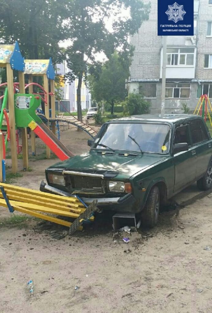 Выпил и сел за руль: в Харькове водитель выехал на детскую площадку (фото)
