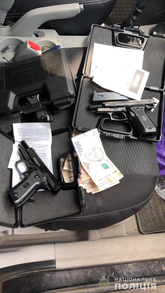 В Харькове работники полиции в ходе спецоперации задержали торговца оружием