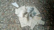 В Харькове на избирательном участке пьяный мужчина порвал бюллетень