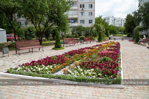 В Харькове коммунальщики обустраивают дворы жилых домов