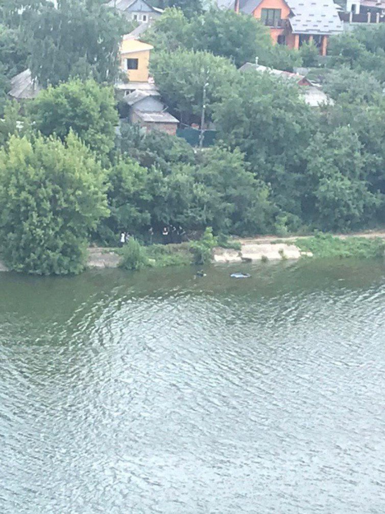 В Харькове из водохранилища достали авто (видео)