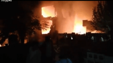 В Пакистане военный самолет упал на жилые дома: есть погибшие (видео)