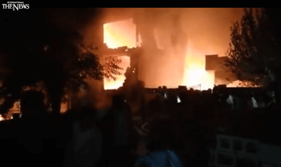 В Пакистане военный самолет упал на жилые дома: есть погибшие (видео)