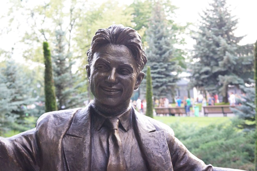 В саду Шевченко установили новую скульптуру (фото)