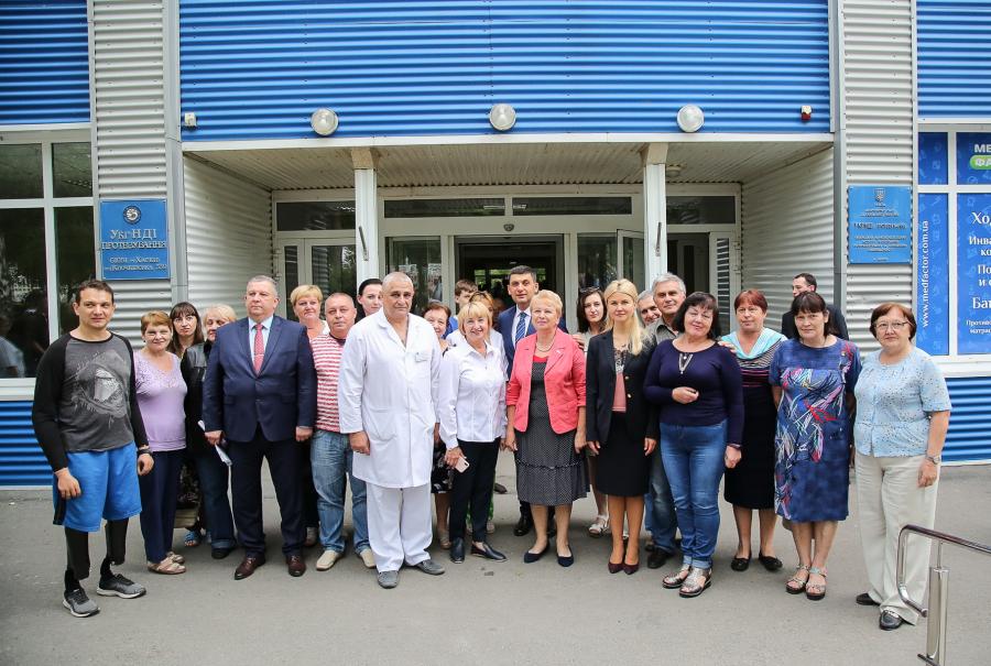 Владимир Гройсман и Юлия Светличная посетили НИИ протезирования в Харькове