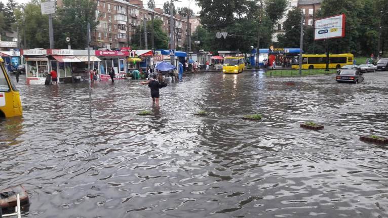 Ливень затопил станцию метро в Киеве (фото, видео)
