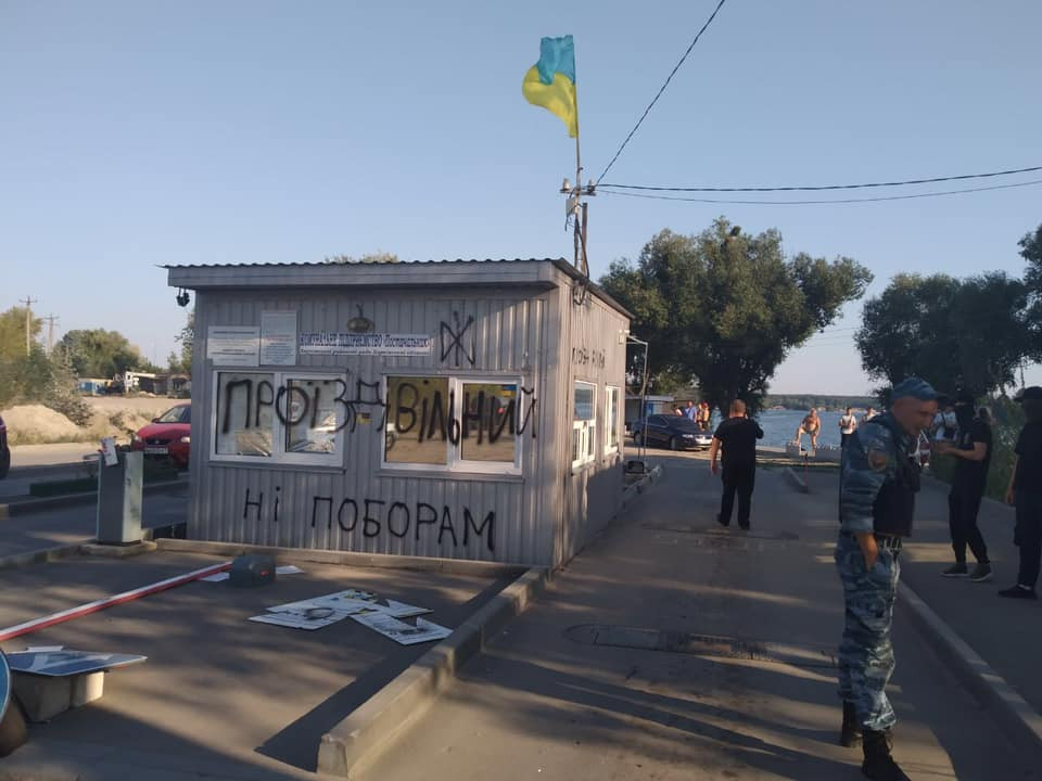 На Безлюдівці знесли шлагбаум: комунальники стверджують, що закону не порушують (відео)