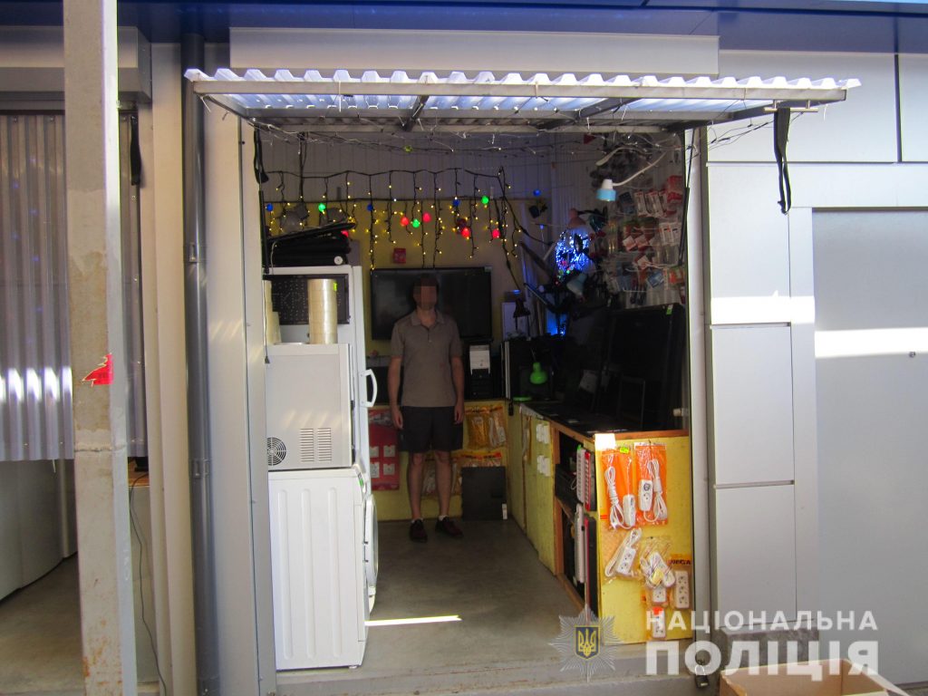 В Харькове мужчина украл из магазина ноутбук (фото)