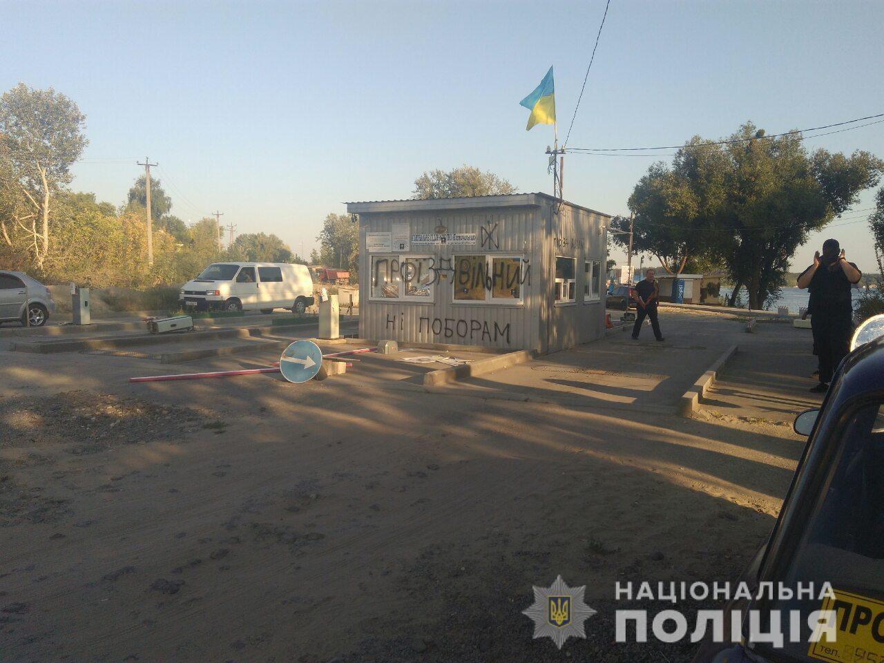 Из-за платного проезда на Безлюдовке снесли шлагбаум (фото)