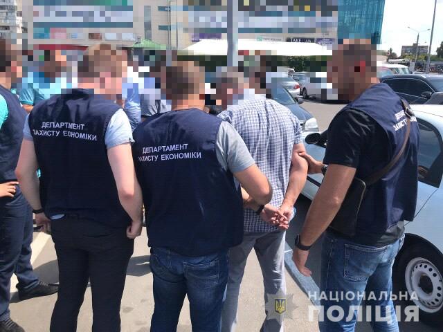 Правоохранители Харькова задержали служащего Госгеокадастра на взятке
