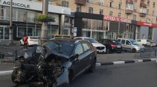 На Павловской площади пьяный водитель устроил ДТП и врезался в столб (фото)