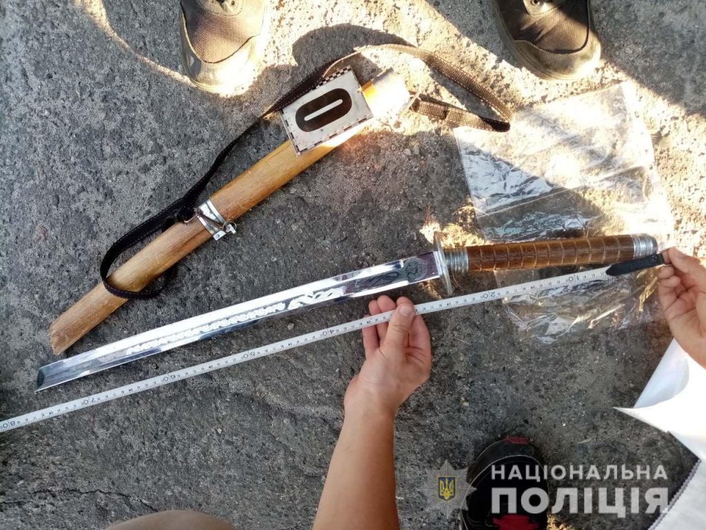 Житель Харьковщины угрожал врачу самурайским мечом (фото)