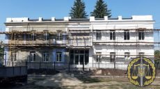 В Золочеве ремонтник упал с крыши музыкальной школы и разбился