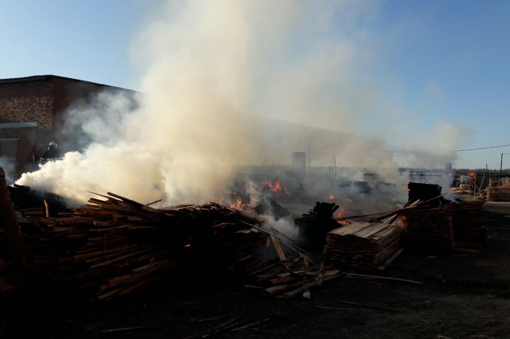 В Печенежском районе спасатели борются с пожаром на частном деревообрабатывающем предприятии