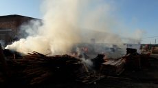 В Печенежском районе спасатели борются с пожаром на частном деревообрабатывающем предприятии