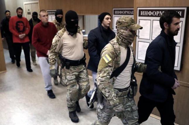 Суд в РФ оставил под стражей еще семерых украинских моряков