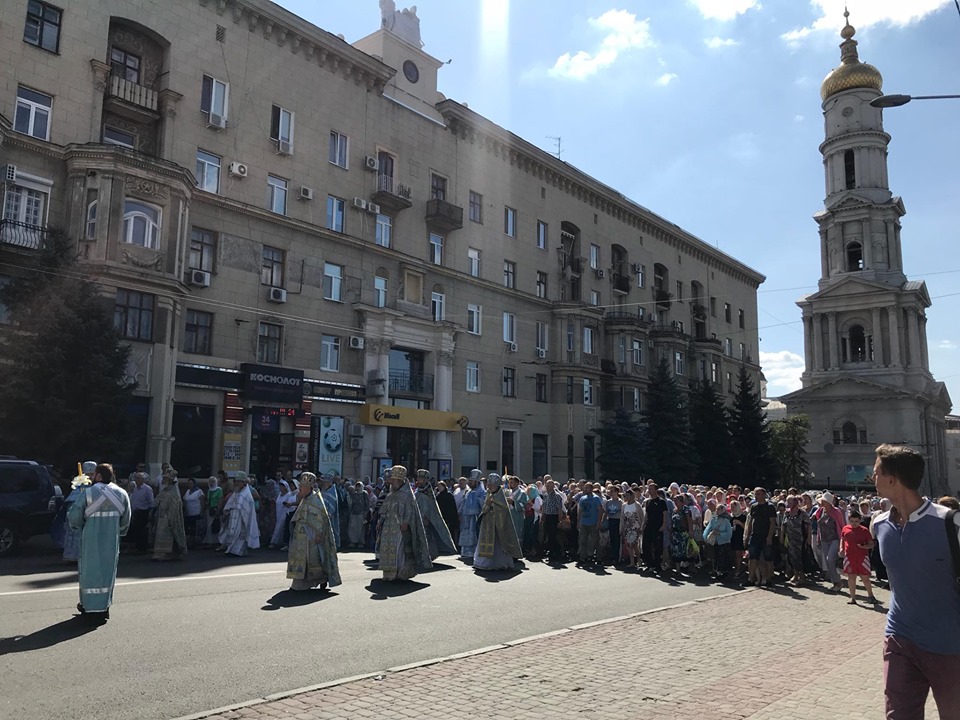Успение Пресвятой Богородицы: в Харькове провели Крестный ход (фоторепортаж)