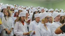 В Харьковском медуниверситете первокурсников посвятили в студенты