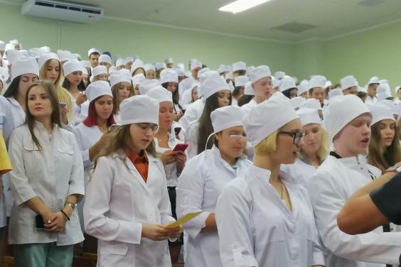 В Харьковском медуниверситете первокурсников посвятили в студенты