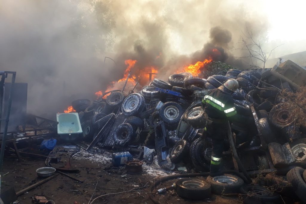 Масштабный пожар в Харькове: огонь уничтожил 4 автомобиля (фото)