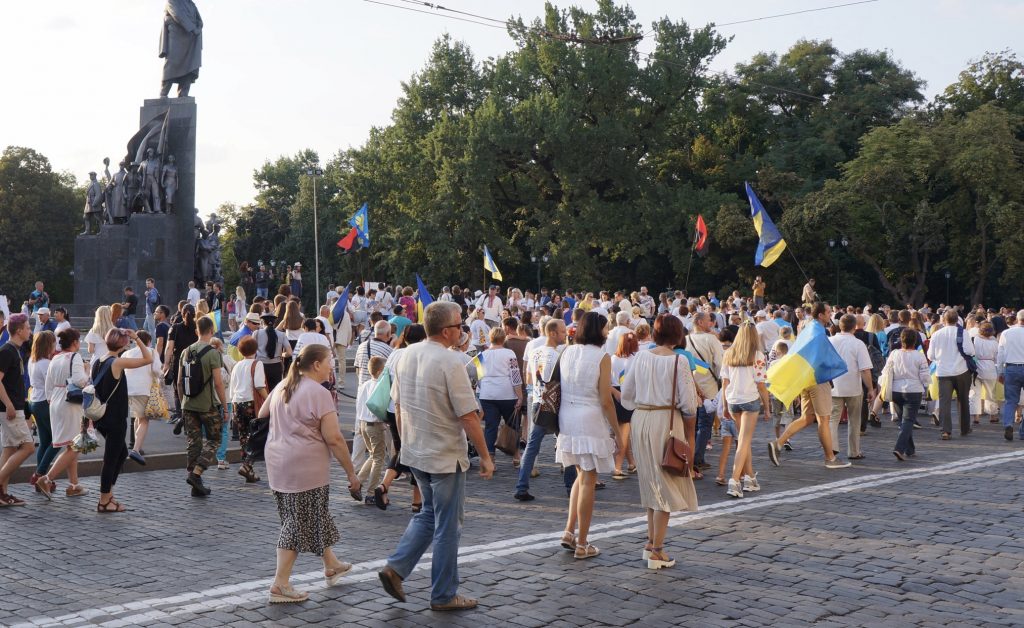 Тысячи харьковчан в вышиванках отпраздновали день национального флага (фото)