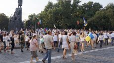 Тысячи харьковчан в вышиванках отпраздновали день национального флага (фото)