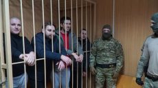 Украинских моряков оставили в России под арестом