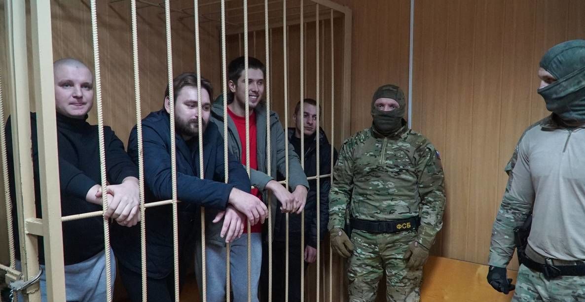 Украинских моряков оставили в России под арестом