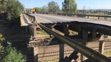 В Харькове обвалился автомобильный мост (фото, видео)