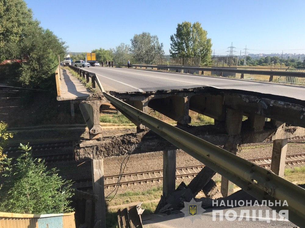 В Харькове обвалился автомобильный мост (фото, видео)