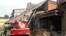 Спасатели ликвидируют пожар на территории бывшего пивзавода «Новая Бавария»