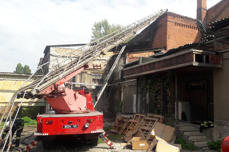 Спасатели ликвидируют пожар на территории бывшего пивзавода «Новая Бавария»