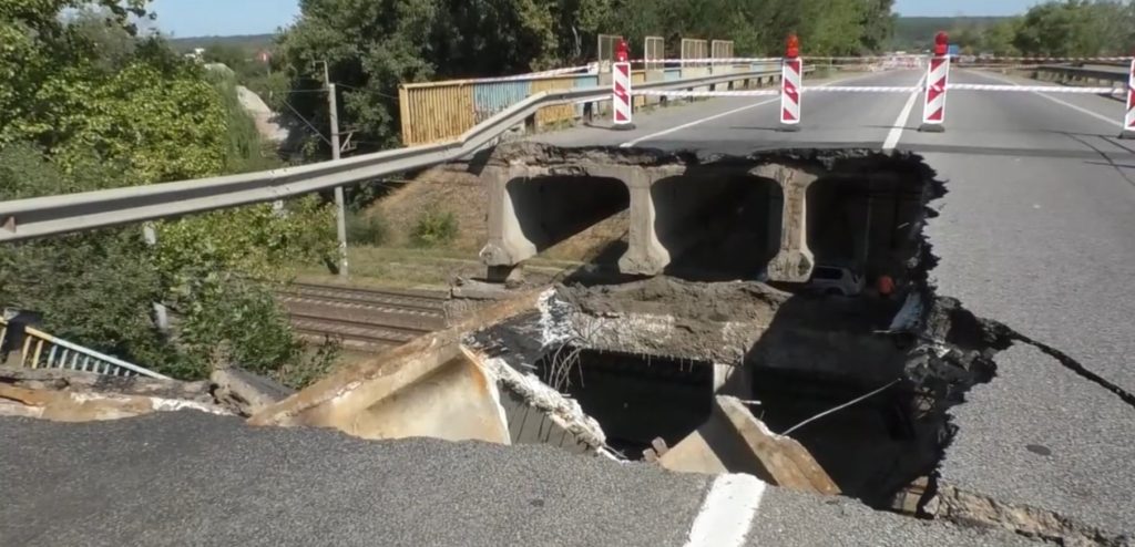 Дорожники обследуют состояние моста, обвалившегося на Харьковщине