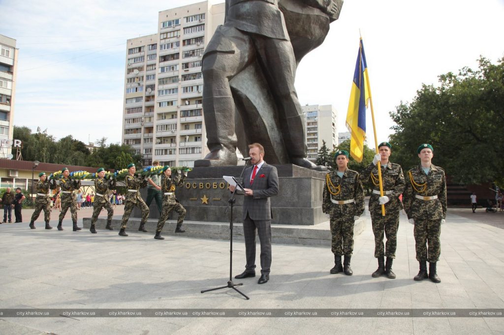 Харьковчане возложили цветы к Солдату