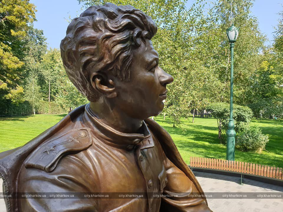 У бій ідуть: у саду Шевченка з’явилася остання скульптура до Дня міста (відео)