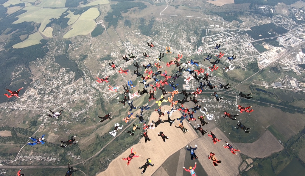 На Харьковском аэродроме парашютисты со всего мира готовятся к установлению рекорда (фото)