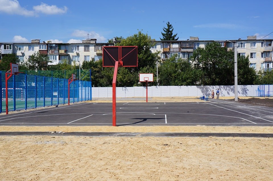 К началу учебного года в 11 харьковских школах откроют спортивные площадки (фото)